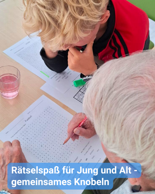 Ein Kind und eine ältere Person lösen gemeinsam ein Wortsuchrätsel. Text: 'Rätselspaß für Jung und Alt – gemeinsames Knobeln'.